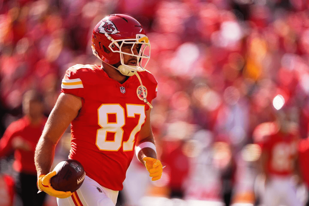 Taylor Swift老公是NFL美式足球球星Travis Kelce。 Taylor Swift老公是NFL美式足球球星Travis Kelce。