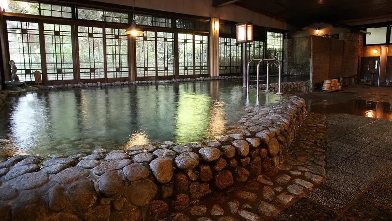 日本福岡「大丸別莊」溫泉旅館的浴場。 網上圖片