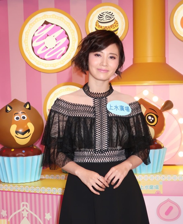朱晨麗聖誕做孝女,帶媽媽在香港過節。