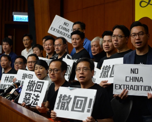 泛民促林鄭問責下台。