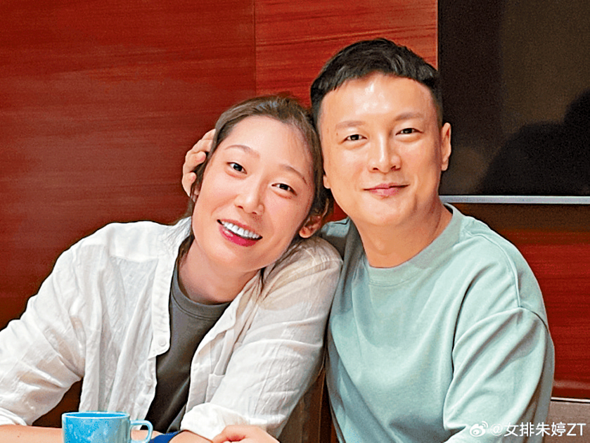 女排名將朱婷（左）發合照悼念田宗琦（右）。