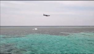 早前菲律宾以空投方式向搁浅在仁爱礁的「马德雷山号」补给。影片截图