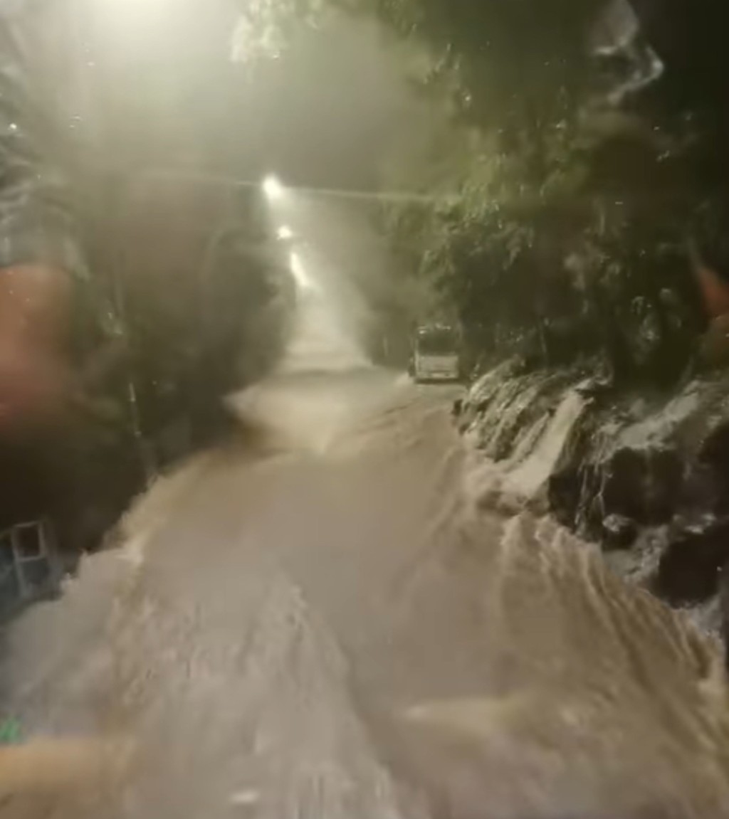 石澳道於去年世紀暴雨期間變成激流，有駕車市民在該路段被困，最後由警員救出。 石澳村民FB圖片