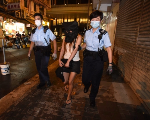 其中一名逾期居留的被捕女子。