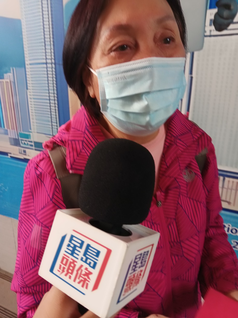 蘇小姐聯絡不到住在宏福苑的教友及其家人,特到臨時庇護中心尋找。 蘇小姐聯絡不到住在宏福苑的教友及其家人,特到臨時庇護中心尋找。