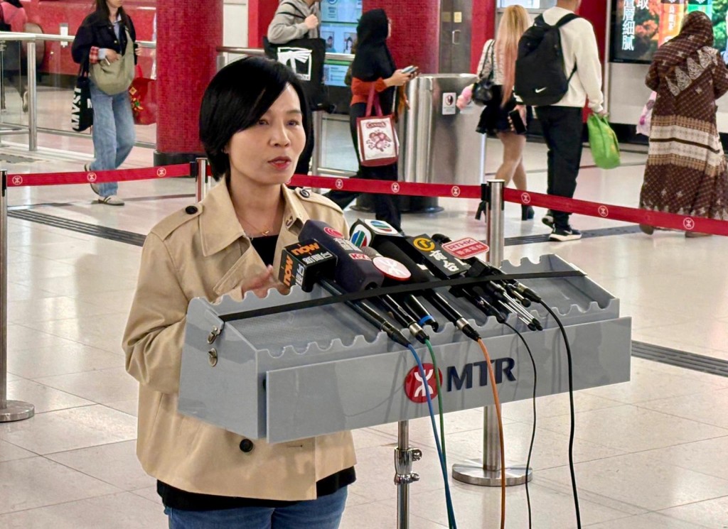 港鐵公司副總監 – 車務營運及本地鐵路李婉玲向傳媒講解今早荃灣綫更換信號系統後的運作大致暢順。