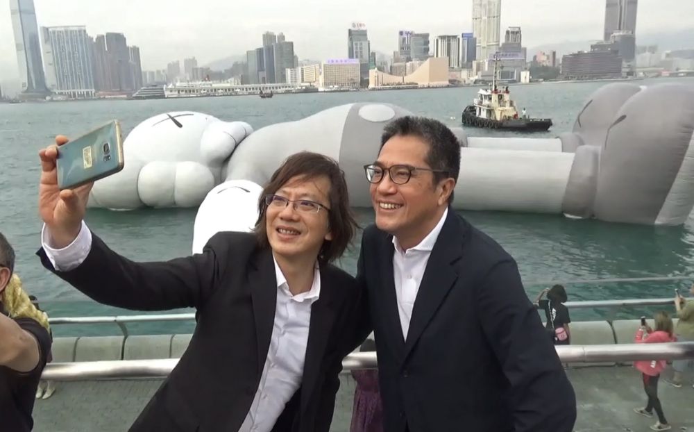 黃偉綸(右)和海濱事務委員會主席吳永順在中環海濱留影。