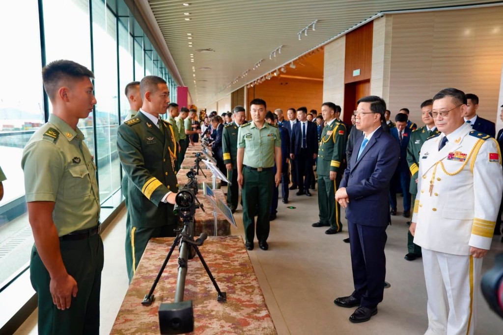 李家超特別指出,解放軍駐港部隊不僅在防務工作上留下堅實的足跡,更是香港最可靠的「定海神針」。 李家超特別指出,解放軍駐港部隊不僅在防務工作上留下堅實的足跡,更是香港最可靠的「定海神針」。