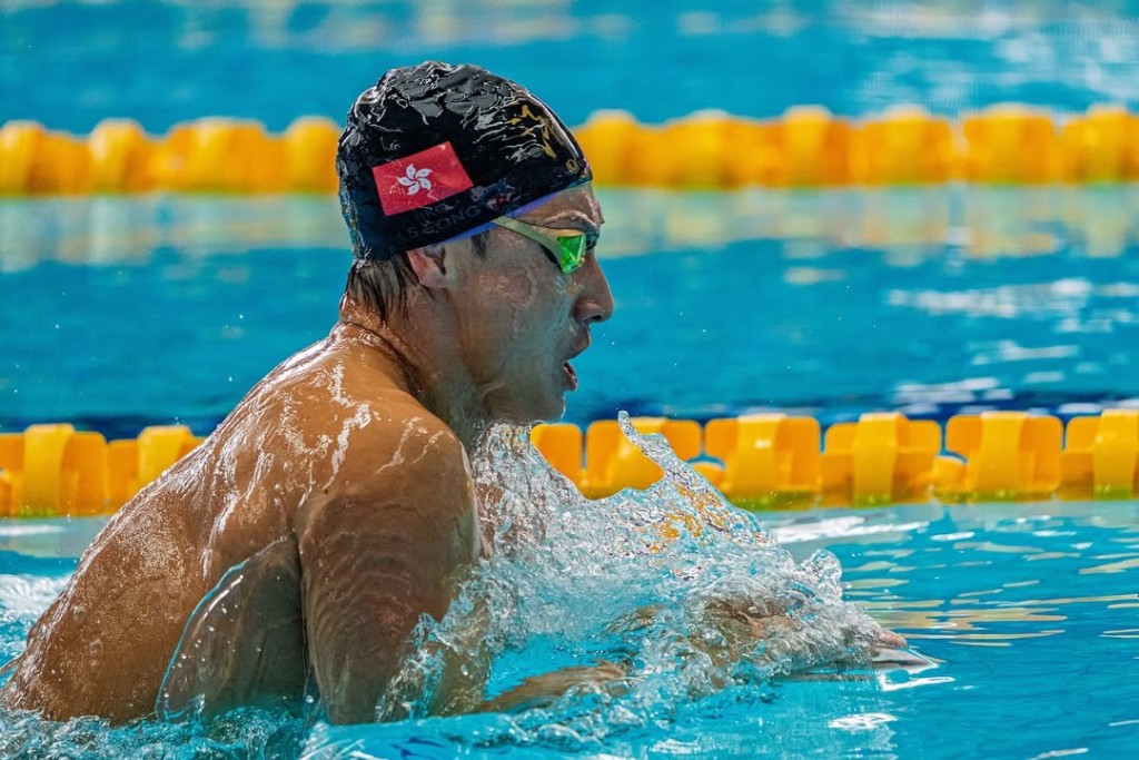 近年小方積極參與海外賽事，更於去年世界先進游泳錦標賽奪得45至49歲組別男子200米個人混合泳及200米背泳金牌。（圖片來源：IG@alexfongliksun）