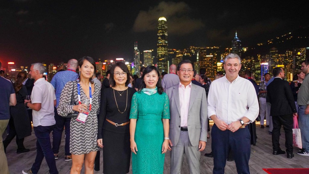 陳美寶(中)表示，感謝香港機場管理局在處理受颱風影響積壓航班及照顧受影響旅客的同時，亦能靈活應變繼續將世界航線發展大會2025舉辦得有聲有色。