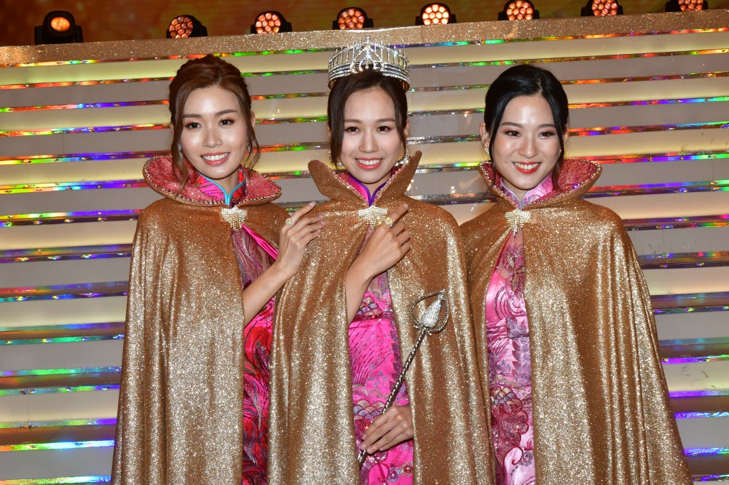 何佩珈最近在《香港小姐再競選》在台慶騷上奪冠、李芷晴(左)奪亞軍、陳懿德(右)奪季軍。  ​