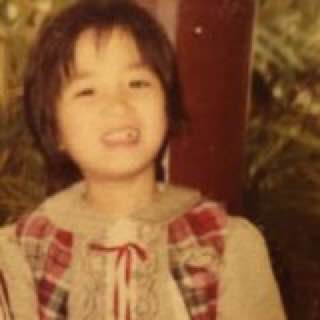 重温妈妈陈少霞的童年照。