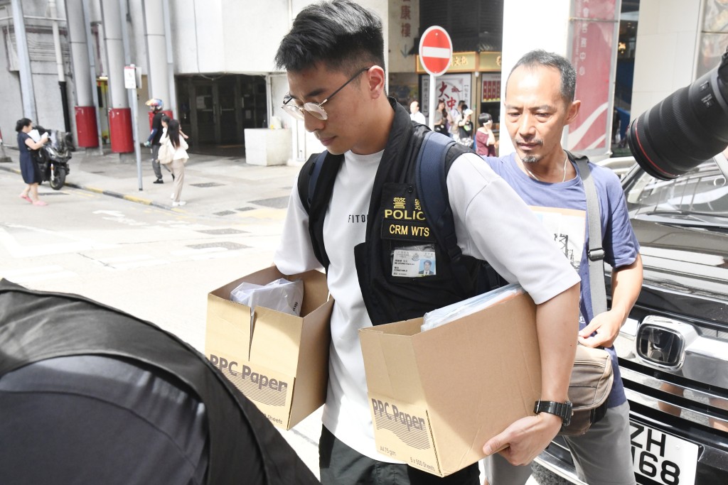 警方帶走大批文件。