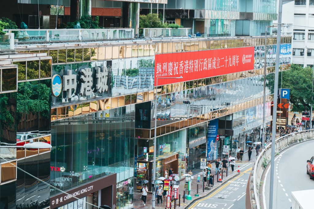 信和在多區物業佈置各種中國國旗及香港特區區旗裝飾。