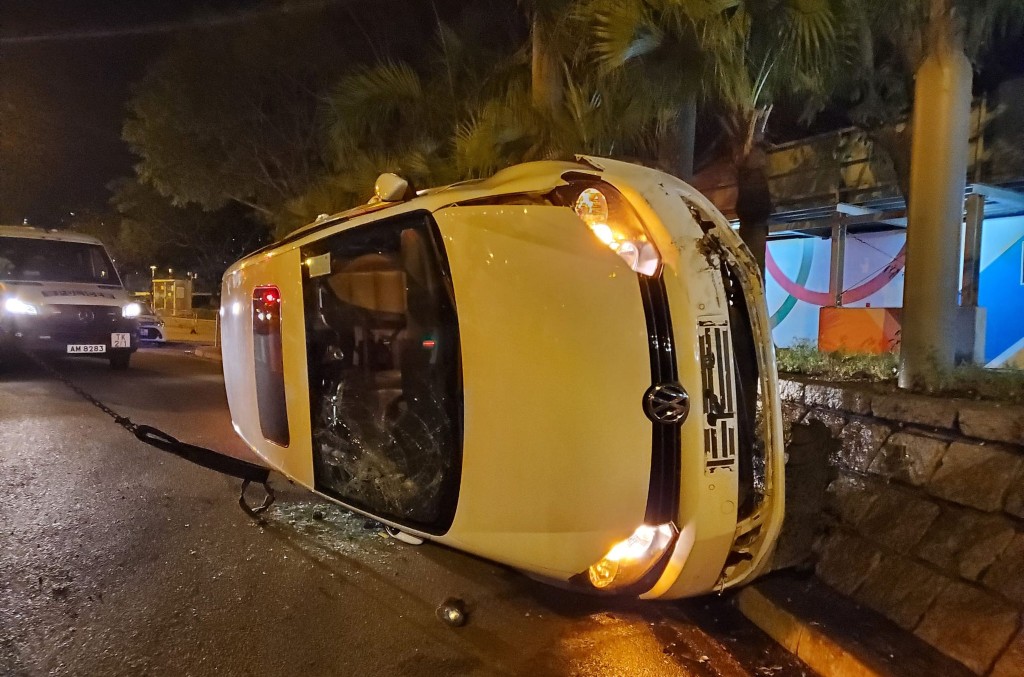 私家車撞壆翻側。