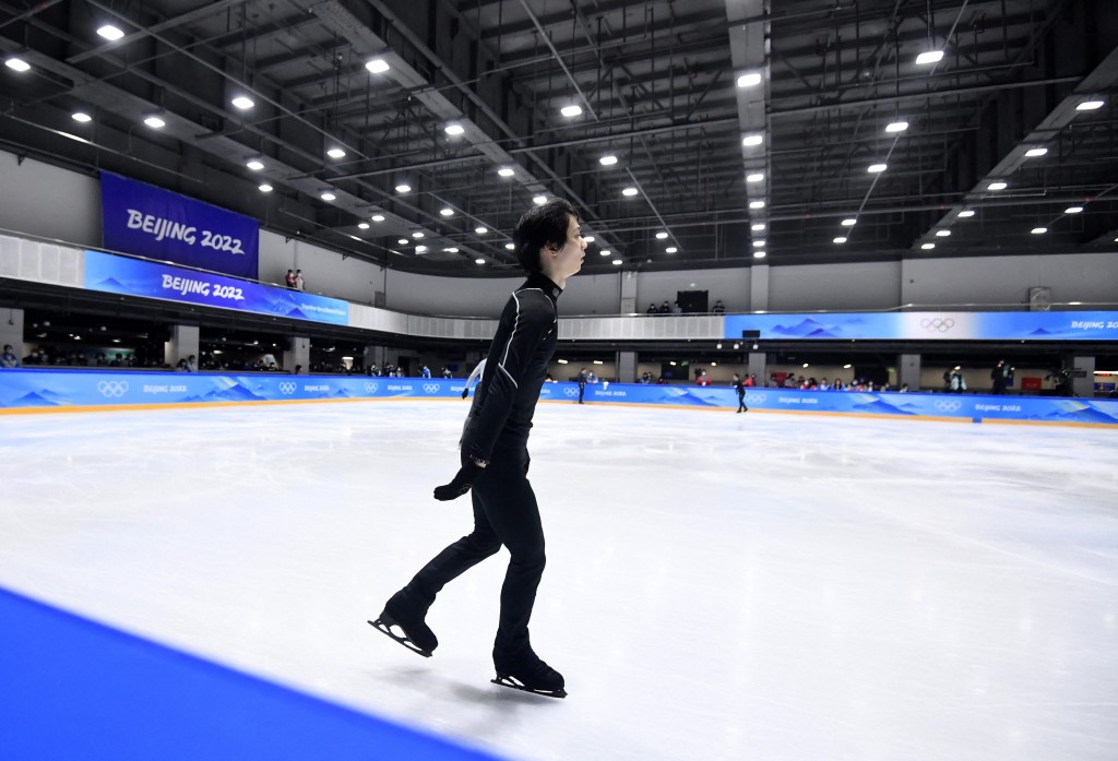 羽生結弘到首都花滑訓練館踩場訓練,為今早上演的男子單人短節目比賽備戰。Reuters
