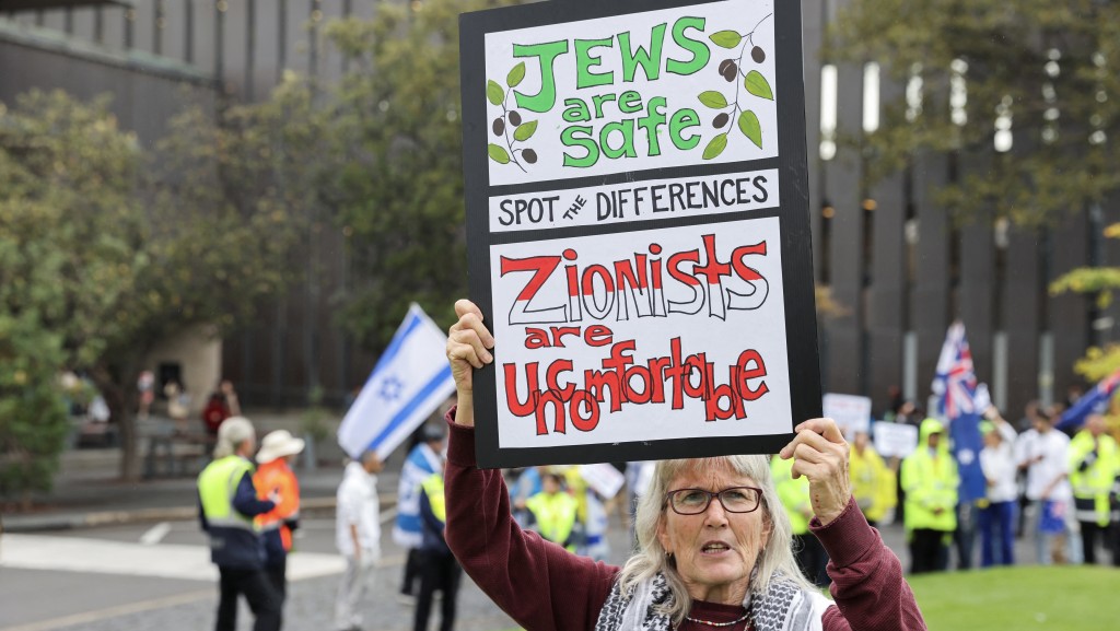 巴勒斯坦支持者在雪梨大学举标语牌。 路透社
