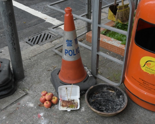 死者家属今日下午到车祸现场路祭。黄文威摄