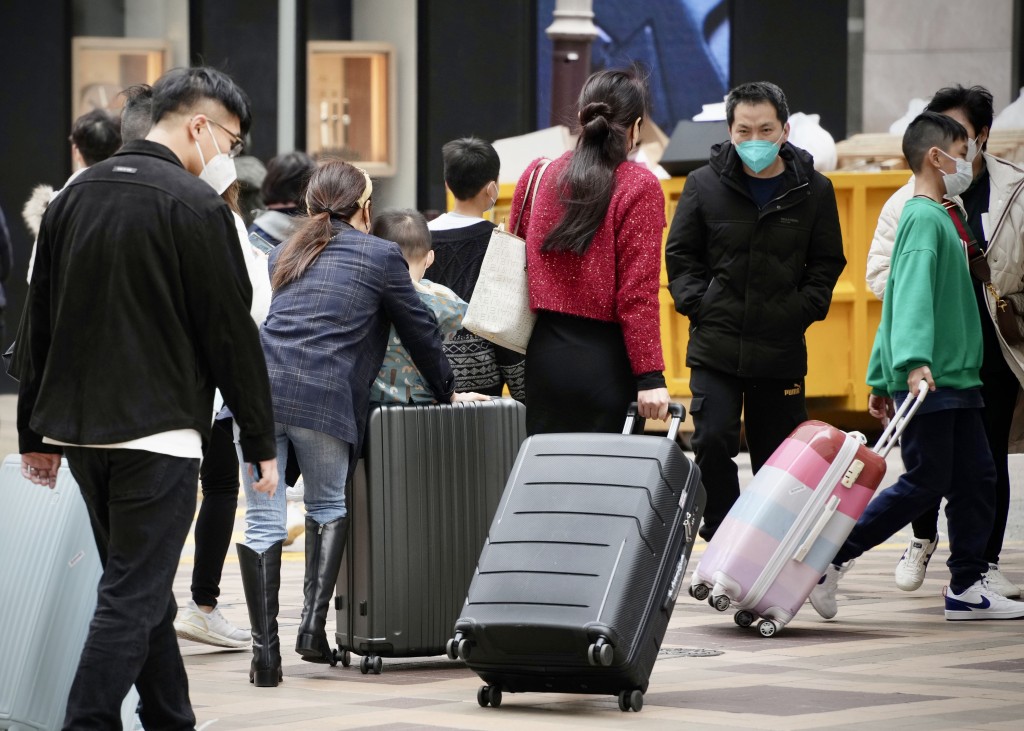 煙花匯演原本對短途、即興或不過夜旅客較具吸引力；長途旅客多已規劃行程，影響較小。資料圖片