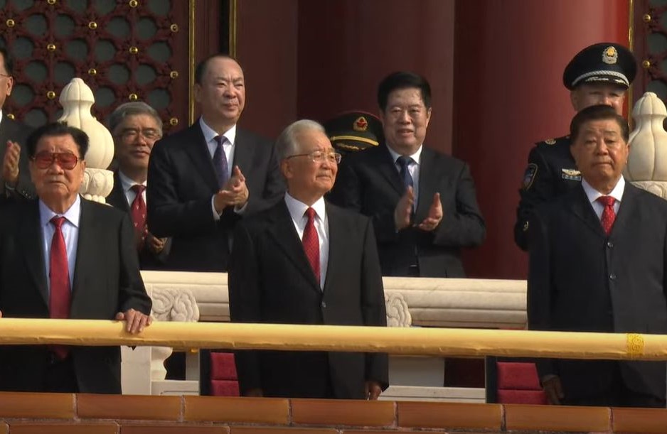 出席的前正國級領導人包括(左起)李瑞環、溫家寶、賈慶林亮相天安門城樓觀看大閱兵。央視截圖 出席的前正國級領導人包括(左起)李瑞環、溫家寶、賈慶林亮相天安門城樓觀看大閱兵。央視截圖