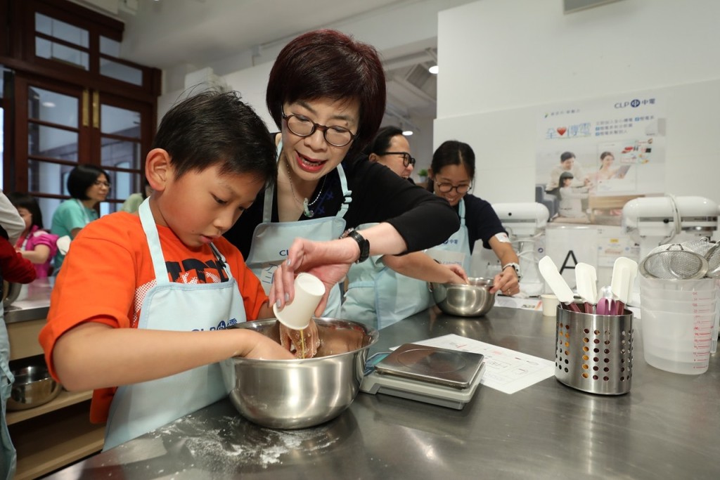 中電企業發展總裁莊偉茵與客戶及受惠聽障人士一同參與共融體驗活動。 (中電提供)