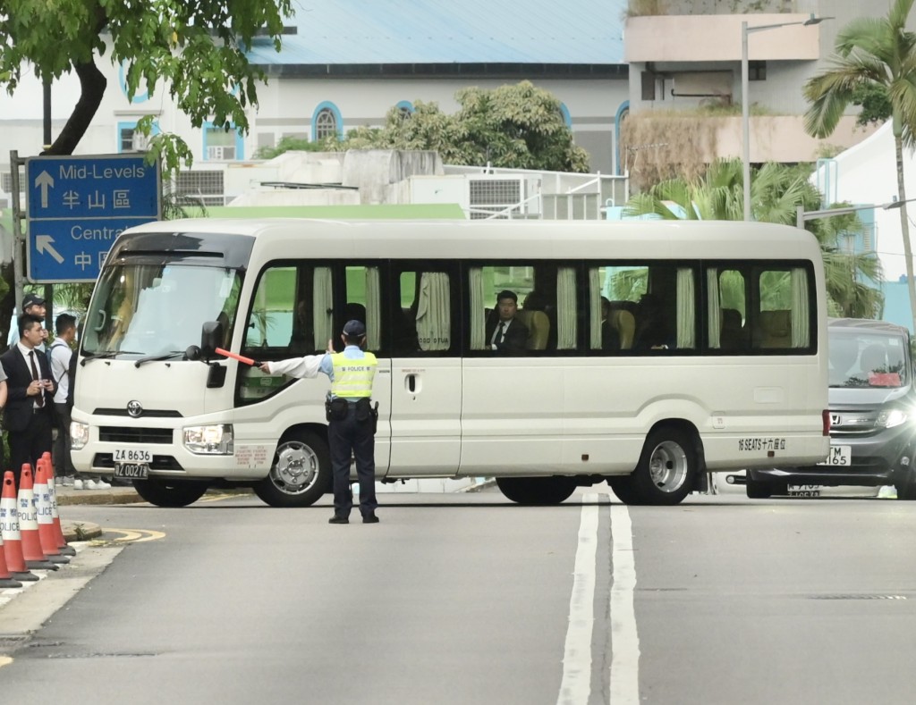 夏寶龍乘搭的專車抵達禮賓府。何君健攝 夏寶龍乘搭的專車抵達禮賓府。何君健攝