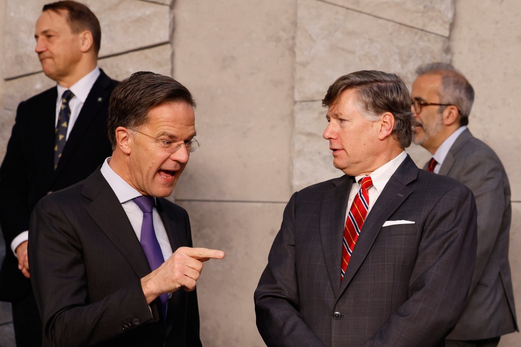 在北約外長會上,北約秘書長呂特(左)與蘭道(右)交談。美聯社 在北約外長會上,北約秘書長呂特(左)與蘭道(右)交談。美聯社