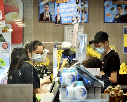 食環署安排超市、會所餐飲處所員工及持牌小販做免費新冠病毒檢測。 資料圖片