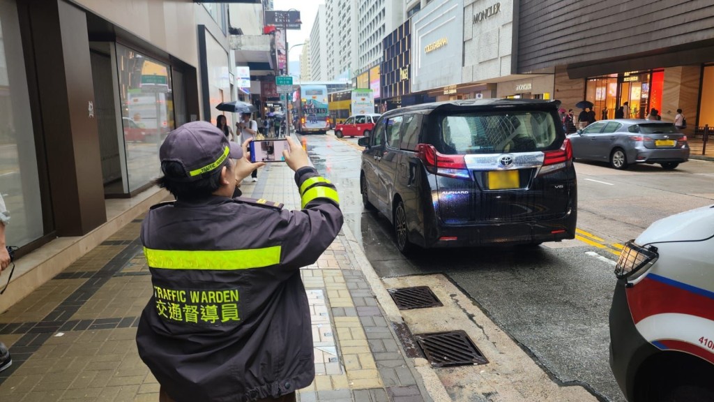 警方西九打擊違例泊車。警方提供圖片