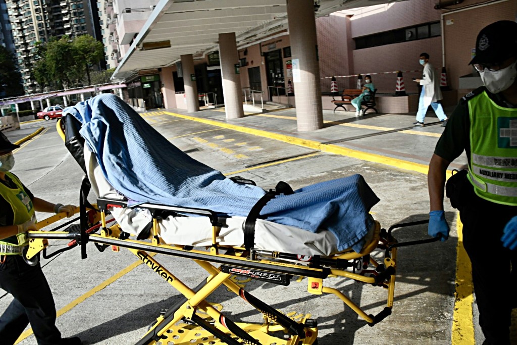 一名女跑手送院治理。楊偉亨攝 一名女跑手送院治理。楊偉亨攝