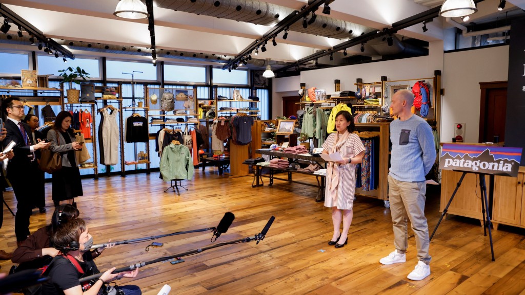戴琪參觀美國戶外設備及服裝零售商Patagonia一家東京門市。 美聯社