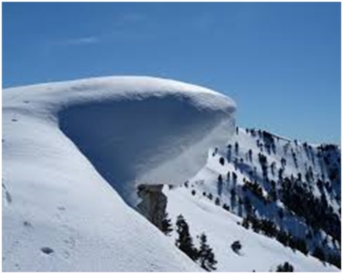 温哥华以北33公里外的哈维山峰附近有一道雪簷崩塌。网上图片