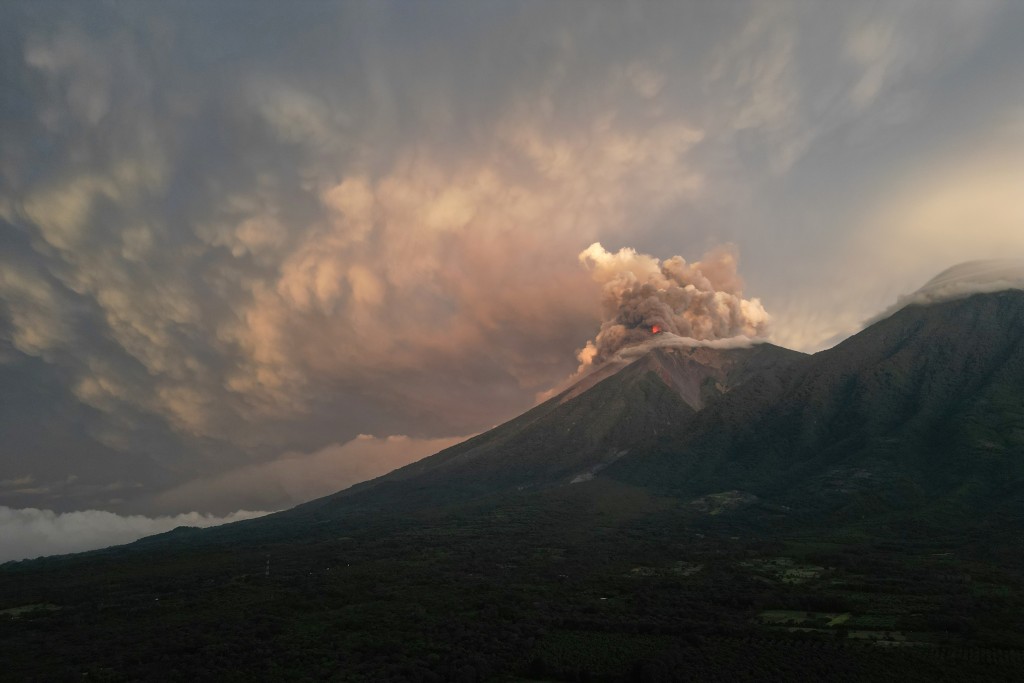 危地马拉富埃戈火山爆发，当局疏散数百村民。AP