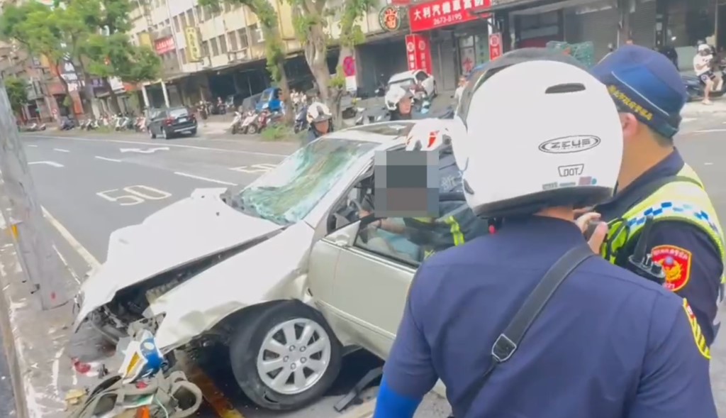 事故後肇事司機被困車內。中時 事故後肇事司機被困車內。中時