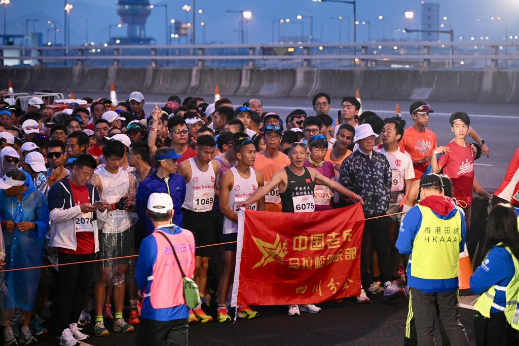 2025年首項大型體育賽事，港珠澳大橋(香港段)半馬拉松在周日早上舉行。 蘇正謙攝