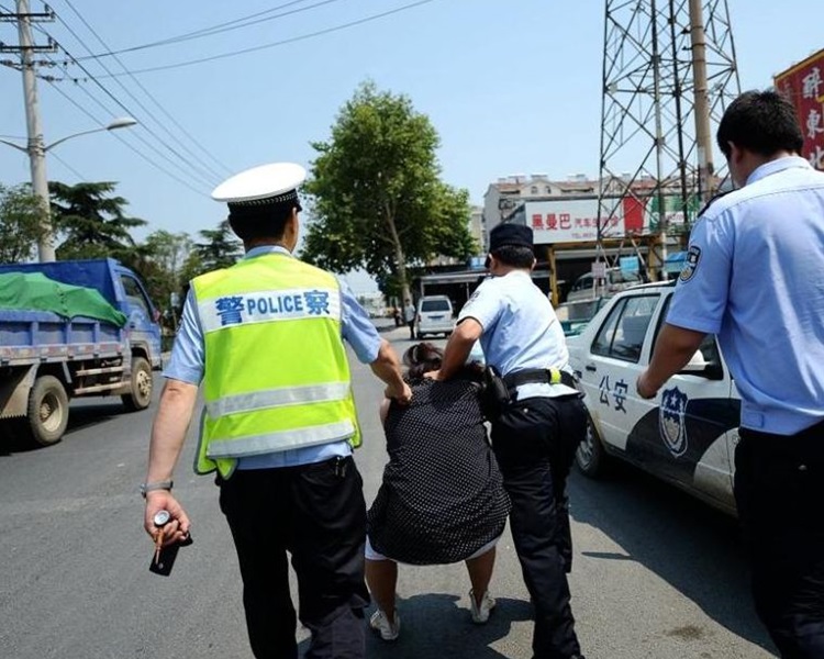 女司機最後被警噴射辣椒水強制帶上警車。