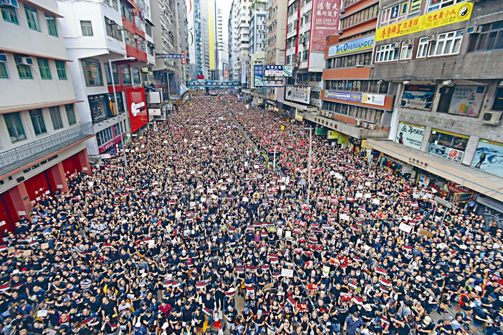 ■数以万计示威者塞满轩尼诗道，东西行车线「全开」让路。