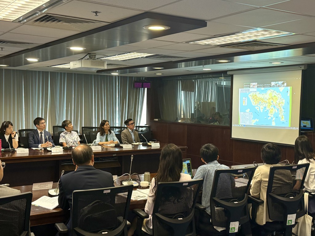漁護署將於2025至26年度的秋、冬遠足季推出四項活動，鼓勵公眾遊覽港島徑。何姵妤攝