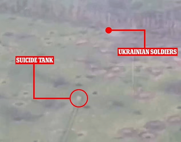 影片显示，自杀式坦克在被炸毁前朝乌克兰士兵的方向驶去。