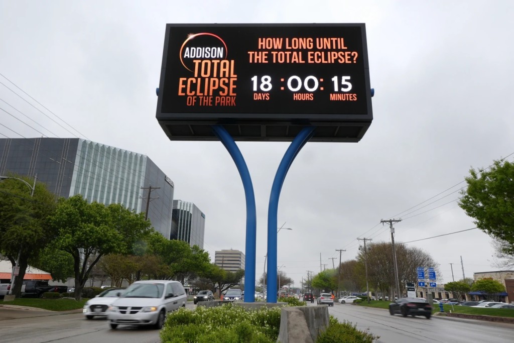攝於上周德州路邊的顯示牌顯現距離日全食發生日的天數。美聯社