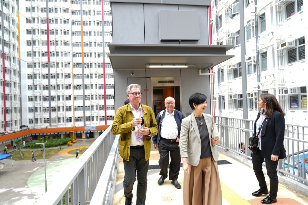 何永賢帶領一眾參與者考察簡約公屋彩興路項目。何永賢fb圖片 何永賢帶領一眾參與者考察簡約公屋彩興路項目。何永賢fb圖片