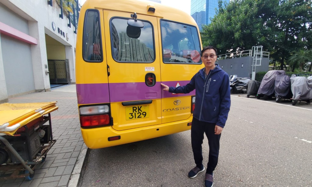 譚偉照指現時一般的保母車太平門手柄均設有保護蓋。林思明攝