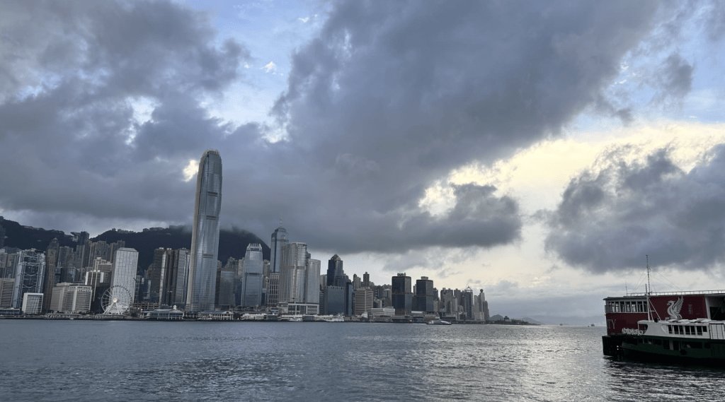 本港地區今日大致多雲，間中有驟雨及幾陣雷暴。蔡楚輝攝