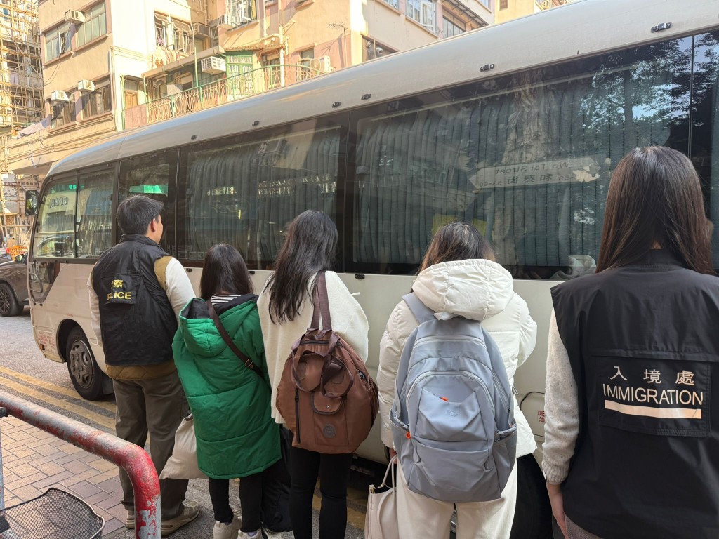 13名內地女子被捕。警方提供 13名內地女子被捕。警方提供