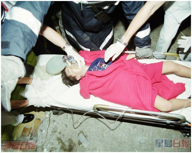 兒子由救護員人工呼吸搶救。資料圖片
