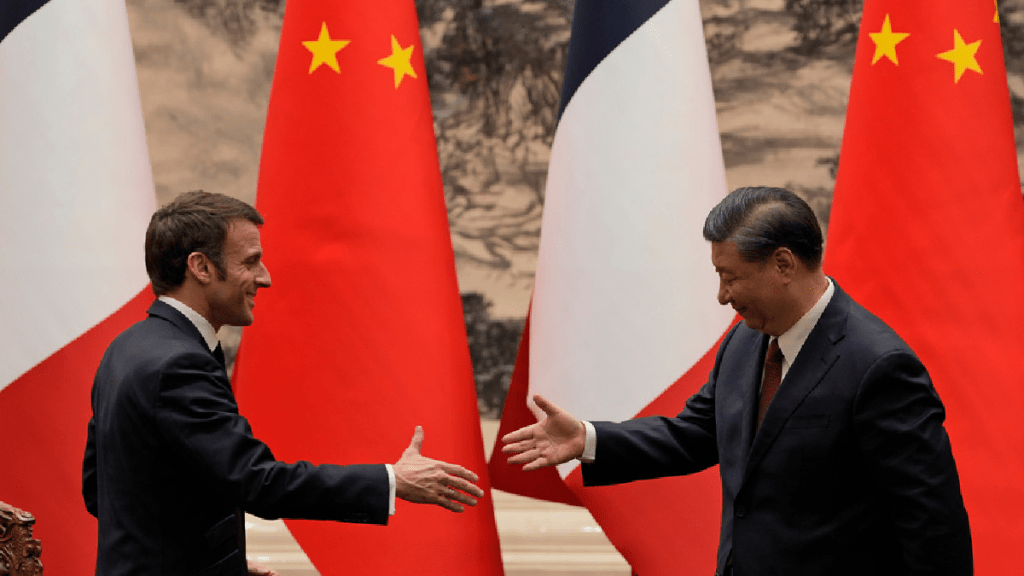 馬克龍（左）過去多次與國家主席習近平（右）會晤。美聯社