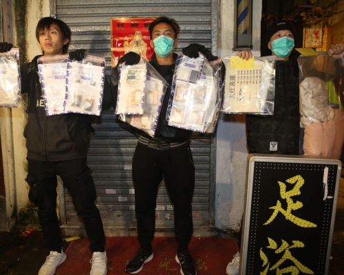 行動中又檢獲一批懷疑毒品。徐裕民攝