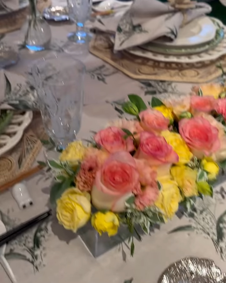 餐枱摆满鲜花。