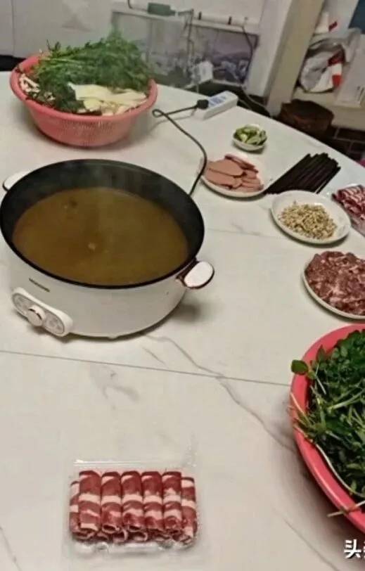 自製網紅美食「牛癟火鍋」，成都一家4口吃完雙手變藍中毒送院。