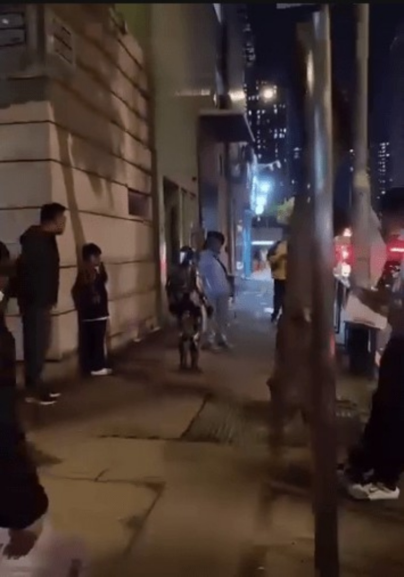 澳門街頭早前發生罕見「人機對峙」事件。Threads:whypuss_fun 澳門街頭早前發生罕見「人機對峙」事件。Threads:whypuss_fun